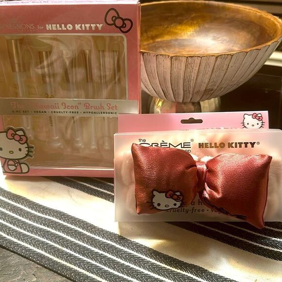 HELLO KITTY/CREME BEAUTY BUNDLE - Picture 2 of 10
